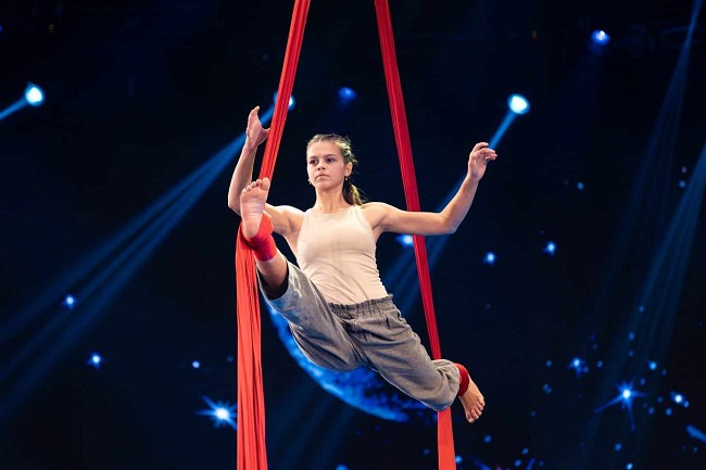 O timişoreancă de doar 15 ani cucereşte lumea circului