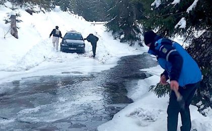 Tineri ajunși cu BMW-ul într-un râu înghețat, salvați de către jandarmi și un localnic
