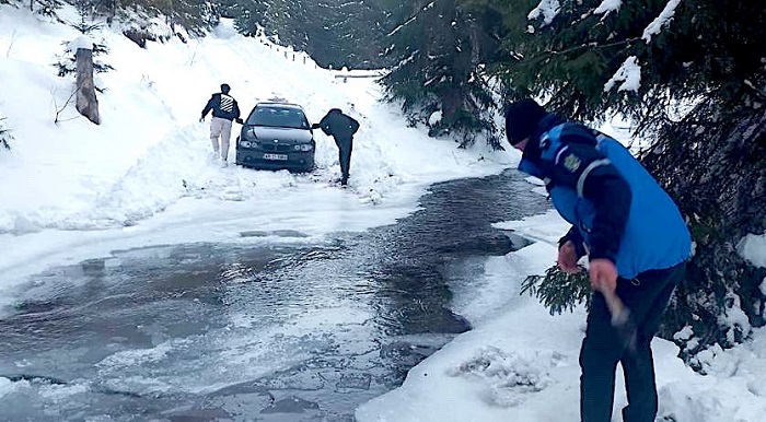 Tineri ajunși cu BMW-ul într-un râu înghețat, salvați de către jandarmi și un localnic