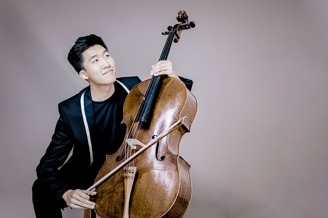 Bryan Cheng, cel mai bun violoncelist canadian în 2023, pe scena Sălii Capitol din Timişoara