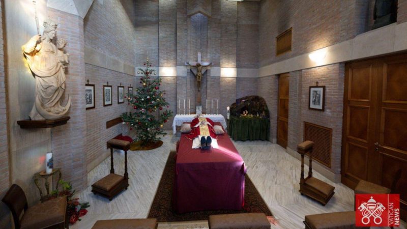 Vaticanul difuzează primele imagini cu trupul fostului papă Benedict al XVI-lea