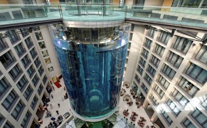 A explodat cel mai mare acvariu cilindric din lume, aflat într-un hotel din Berlin, cu 1.500 de pești exotici în el (video)