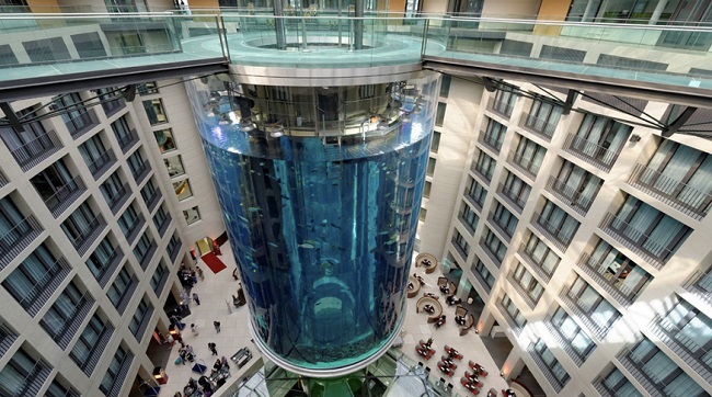 A explodat cel mai mare acvariu cilindric din lume, aflat într-un hotel din Berlin, cu 1.500 de pești exotici în el (video)