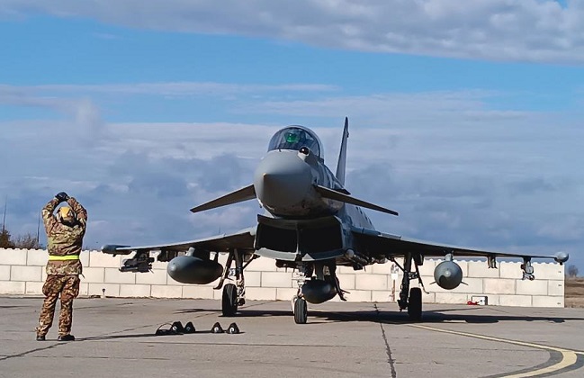 Aeronave Eurofighter Typhoon şi CF-18 Hornet au ajuns în bazele militare de la Kogălniceanu şi Borcea