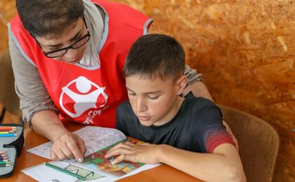 Doar 22% dintre copiii romi urmează studii liceale. "Salvați Copiii" a derulat un proiect de integrare socio-educațională în localități din Timiș, Neamț, Suceava și Dolj