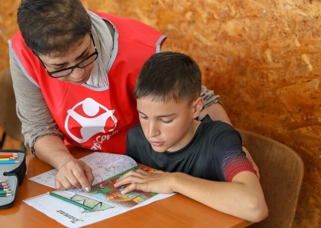 Doar 22% dintre copiii romi urmează studii liceale. "Salvați Copiii" a derulat un proiect de integrare socio-educațională în localități din Timiș, Neamț, Suceava și Dolj
