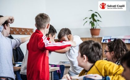 Salvaţi Copiii România cere Ministerului Educaţiei să revină asupra condiționării bursei pentru copiii cu un părinte decedat