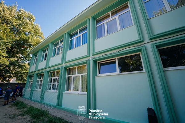 Punct de drop-off nou și fațadă renovată la Școala Gimnazială 21 din zona Badea Cârțan. Foto