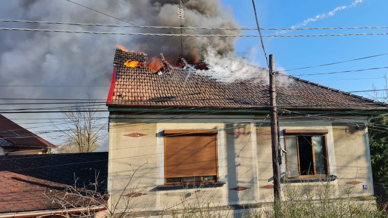 Casă cuprinsă de flăcări la Timișoara (video)