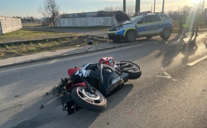 Accident neobișnuit la Timișoara. Motocicleta unui bărbat a lovit o autospecială de poliție