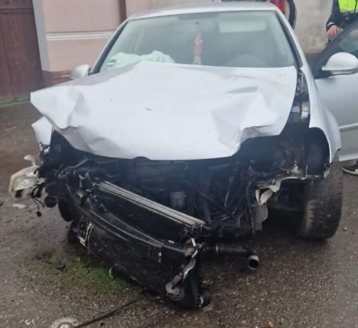 Un tânăr băut și fără permis a furat o mașină pe care a făcut-o praf