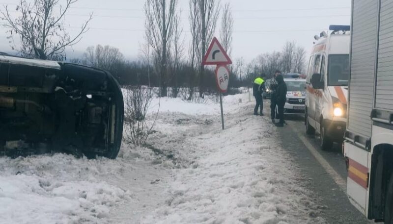 Microbuz cu pasageri, răsturnat pe marginea șoselei