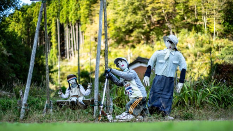 Într-un sat din Japonia au fost montate manechine pentru a combate singurătatea