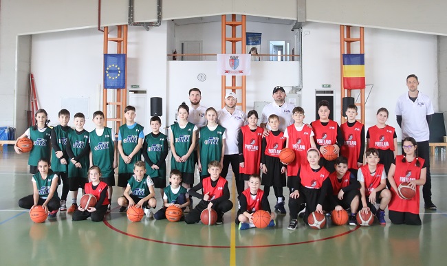 Jimbolia iubeşte baschetul! Cinci echipe școlare din Timiș, la prima reuniune a Conferinţei de Vest a Jr. NBA League România
