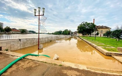 S-a obținut finanțarea pentru refacerea digului din centrul Lugojului, fisurat la inundațiile din 2020. Costurile ajung la 500.000 de lei