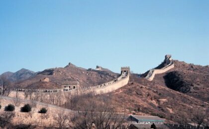 Doi muncitori au făcut o gaură cu excavatorul în Marele Zid Chinezesc, pentru a scurta drumul pe care îl aveau de parcurs