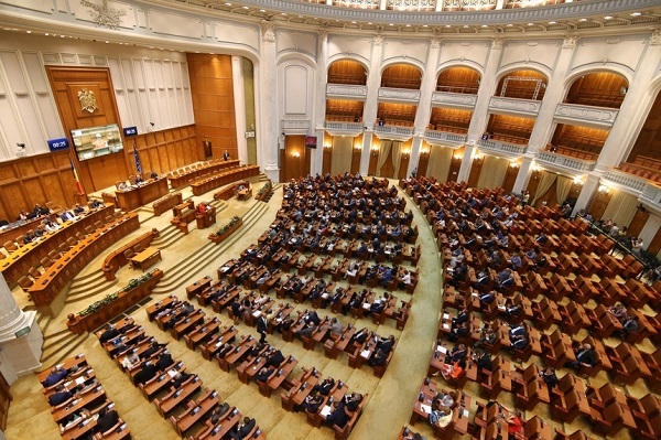 Parlamentarii se întorc la muncă: Legea pensiilor speciale, măsuri fiscale și jaloanele PNRR, printre prioritățile sesiunii parlamentare