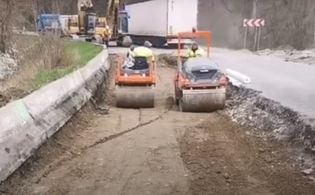 Tasare remediată şi asfalt nou pe un drum din Banat. Video