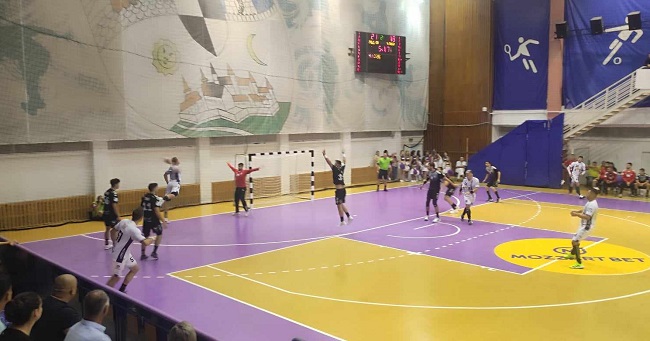 Handbaliștii de la SCM Politehnica Timișoara au întâlnit, sâmbătă seara, în Sala „Constantin Jude”, pe Universitatea Cluj, într-o partidă contând pentru etapa a treia a Ligii Naționale.