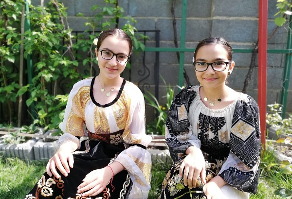 Riana şi Andra, două surori pasionate de muzică: „Nu există zi în care să nu fredonăm o melodie”