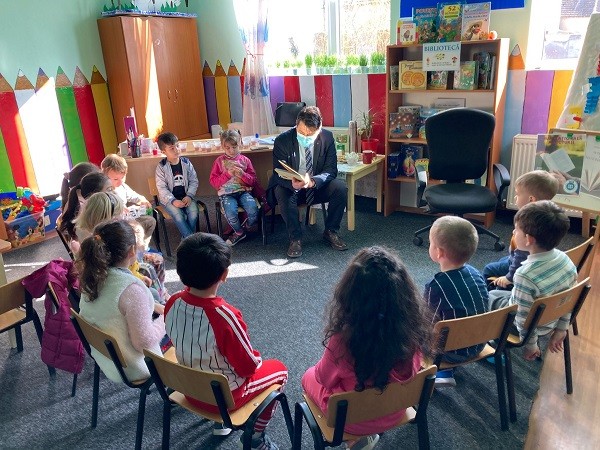 Ziua Națională a Lecturii, sărbătorită în unitățile de învățământ din Timiș. Inspectorul școlar general Marin Popescu, invitat special la grădinița din Boldur (Foto)