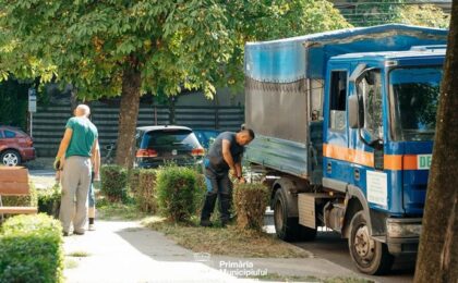 Curățenie în spațiile verzi dintre blocurile din Circumvalațiunii și Odobescu