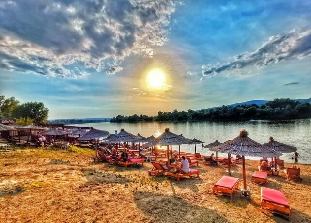 Stațiunea Lacul de Argint, Srebrno Jezero, cunoscută drept "Litoralul Serbiei", este pregătită să întâmpine turiștii români pentru noul sezon estival, care debutează la 1 mai