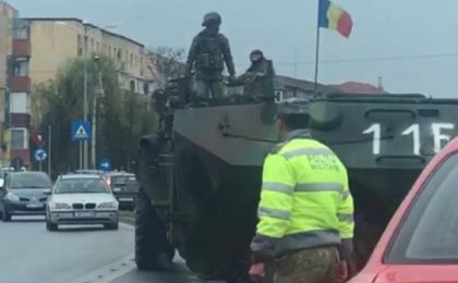 Un TAB al Armatei Române a blocat un bulevard din Timișoara, după ce s-a stricat în drum