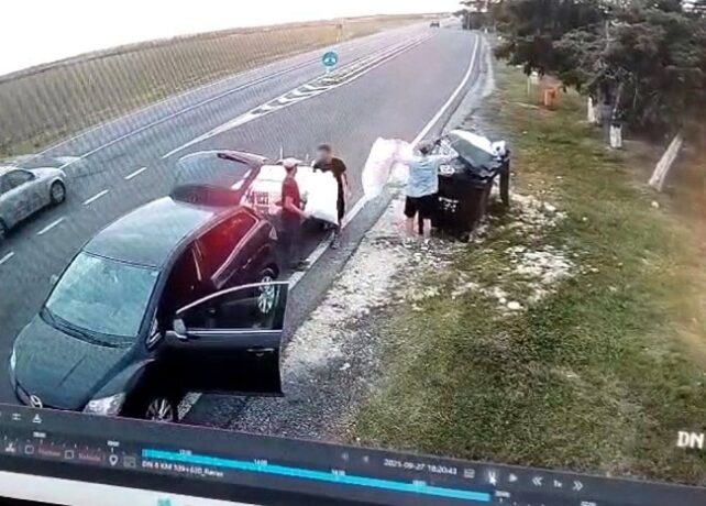 Abandon de deșeuri la Izvin, pe DN 6. Autorii au fost filmați, identificați și sancționați