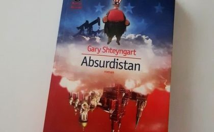 „Absurdistan”, o carte oferită de subprefectul Sorin Ionescu primarului Dominic Fritz. „Cu rugămintea de a fi mai atent atunci când folosește termeni necunoscuți”