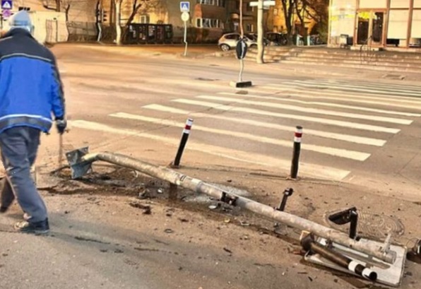 Stâlp doborât de un șofer, la Timișoara