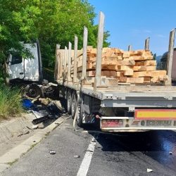 Accident mortal în vestul țării! Un autoturism s-a izbit frontal de un camion. Foto