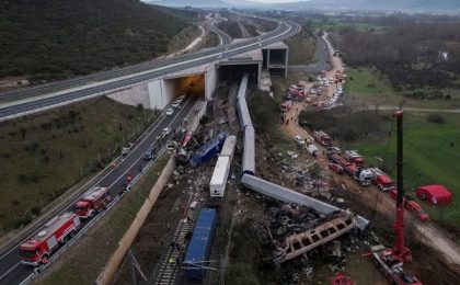 Cel puțin 36 de persoane au murit după coliziunea a două trenuri în Grecia. Un șef de gară a fost arestat