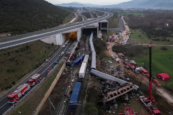 Cel puțin 36 de persoane au murit după coliziunea a două trenuri în Grecia. Un șef de gară a fost arestat