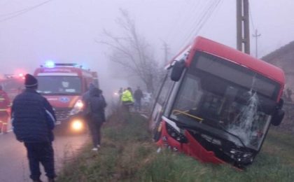 Accident în vestul țării, un autobuz a pătruns pe contrasens
