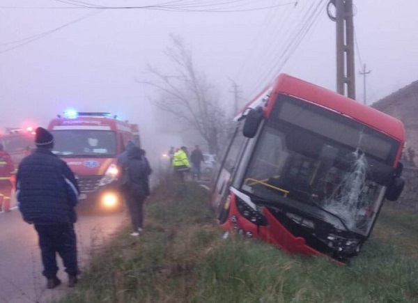 Accident în vestul țării, un autobuz a pătruns pe contrasens