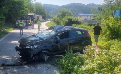 Șofer recalcitrant, după ce s-a izbit cu mașina de un pom, pe șoseaua Timișoara - Reșița