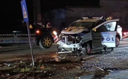 Accident cu două mașini de poliție, în vestul țării. Patru polițiști au ajuns la spital