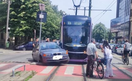 Accident în zona centrală a Timișoarei. Coloană de tramvaie, trafic blocat (foto)
