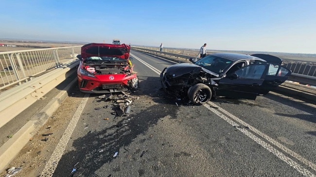 Accident grav în Timiș. Trei persoane au fost rănite după ce un șofer a intrat în coliziune cu o ambulanță privată