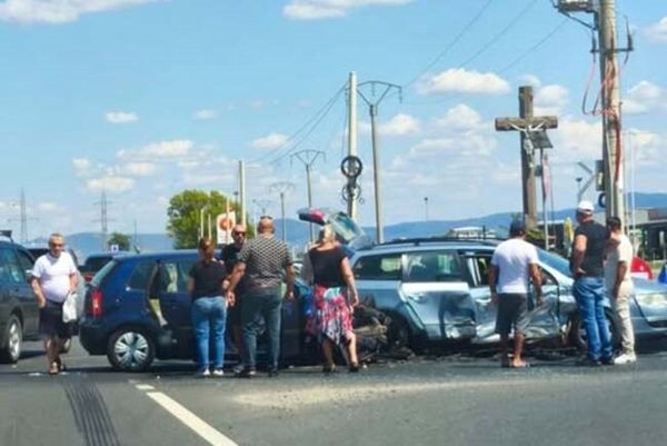 Șase victime la spital, după un accident pe un drum din vestul țării. Foto