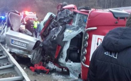 Doi tineri au murit într-un accident cauzat de un şofer intrat pe contrasens 11 accident Banita