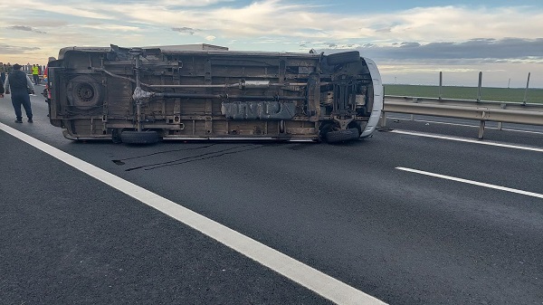 Accident pe A1! S-a activat Planul Roșu după ce un microbuz cu 11 persoane s-a răsturnat. O persoană a decedat