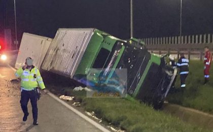 Doi cetățeni bulgari au fost răniți, după ce un autocamion s-a răsturnat pe autostrada A1