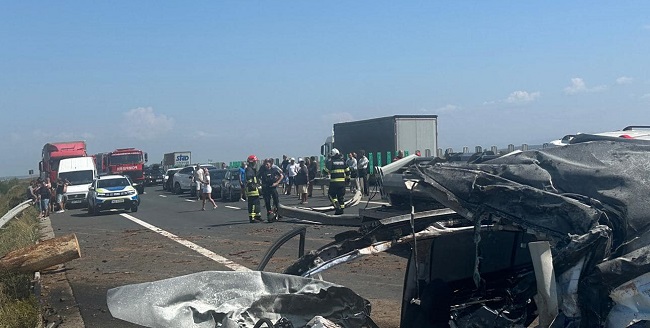 Accident mortal pe autostradă, în Timiş. Autoturism spulberat de un autotren ajuns pe contrasens. Foto 