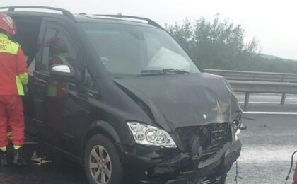 Accident pe autostrada A1: doi copii și mama lor, transportați la spital