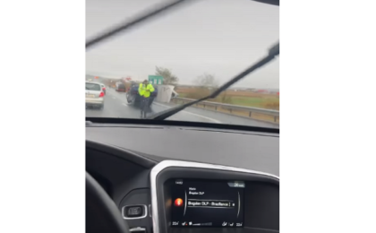 Trafic îngreunat pe Autostrada A1 Deva-Sibiu după ce un camion format din platformă cu 2 autoturisme a pierdut controlul volanului și s-a răsturnat pe carosabil