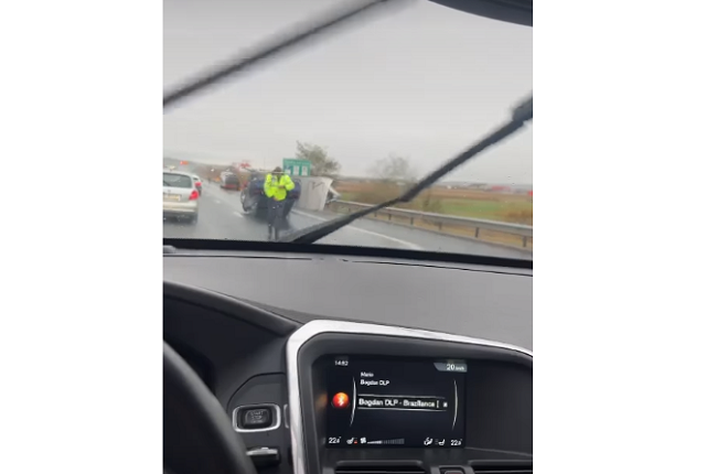 Trafic îngreunat pe Autostrada A1 Deva-Sibiu după ce un camion format din platformă cu 2 autoturisme a pierdut controlul volanului și s-a răsturnat pe carosabil