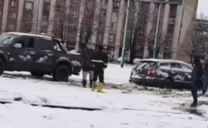 Un tânăr fără permis s-a răsturnat cu mașina în sensul giratoriu de la AEM