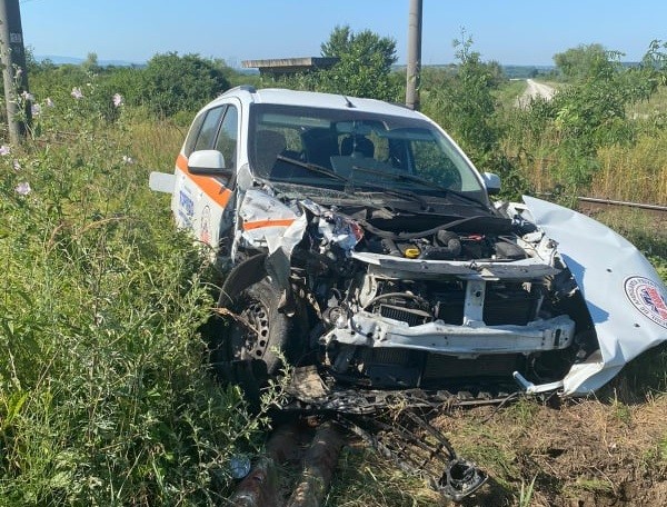 Accident teribil: ambulanţă izbită de un tren care circulă pe ruta Timișoara - Caransebeș